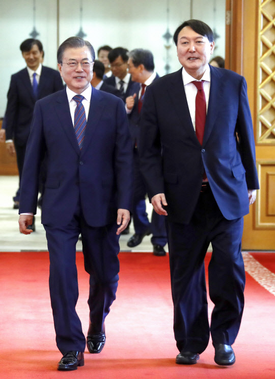 지난 2019년 7월25일 청와대에서 문재인 대통령이 윤석열 당시 신임 검찰총장(오른쪽)에게 임명장을 수여한 뒤 환담장으로 이동하는 모습. 문 대통령은 2017년 5월 취임 직후 평검사 신분이던 윤 전 총장을 검사장으로 파격 승진시키며 '검찰 2인자' 서울중앙지검장으로 임명했으며, 2년여 만에 검찰총장으로 거듭 승진 임명했다.[자료사진=연합뉴스]